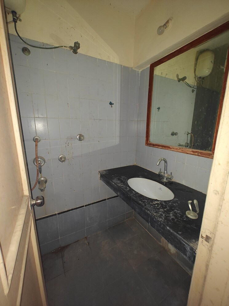 Bathroom, nri-complex-phase-i 2 Bedroom 1350 Sq.Ft. Apartment In Seawoods Sector 58 Navi Mumbai 7965058