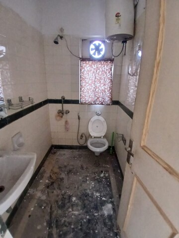 Bathroom in 2 BHK Apartment at DLF The Princeton Estate, Dlf Phase V – for Rent