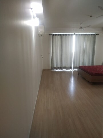 Room in 4 BHK Apartment at DLF The Belaire, Sector 54 – for Rent