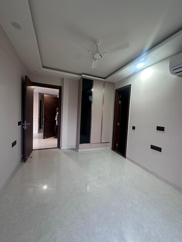 Room in 3 BHK Builder Floor at Sector 57 – for Rent