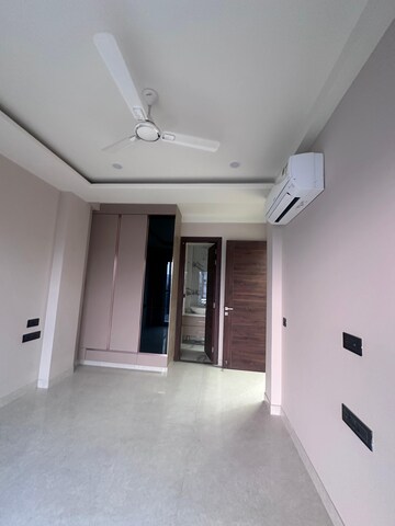 Building Lobby in 3 BHK Builder Floor at Sector 57 – for Rent