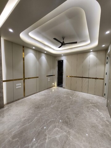 Room in 4 BHK Builder Floor at Sector 57 – for Rent
