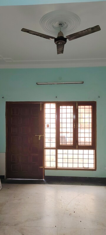 Room in 2 BHK Independent House at Gomti Nagar – for Rent