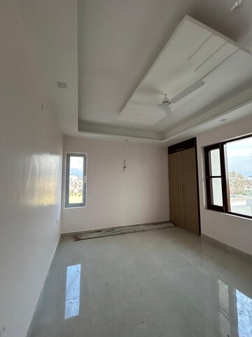 Room in 3 BHK Builder Floor at Dehradun Cantt – for Sale