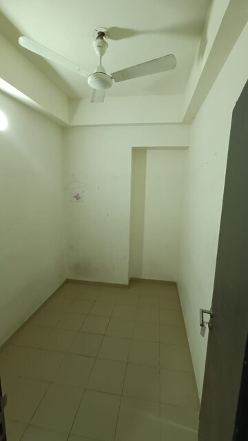 Room in 4 BHK Apartment at Oberoi Realty Esquire, Goregaon East – for Rent