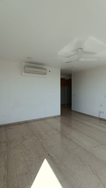 Room in 4 BHK Apartment at Oberoi Realty Esquire, Goregaon East – for Rent