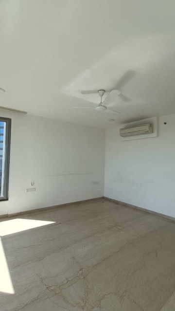 Room in 4 BHK Apartment at Oberoi Realty Esquire, Goregaon East – for Rent