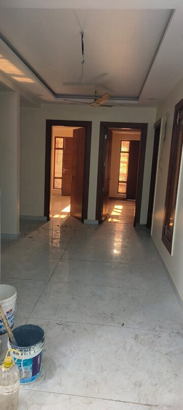 Room in 3 BHK Builder Floor at Rwa Jalvayu Vihar Noida, Sector 25 – for Rent