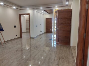 Room in 3 BHK Builder Floor at Sector 85 – for Sale