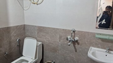 Bathroom in 1 BHK Apartment at Sector 27 – for Rent