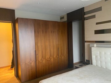 Room in 3 BHK Apartment at Fortune Enclave, Khar West – for Rent