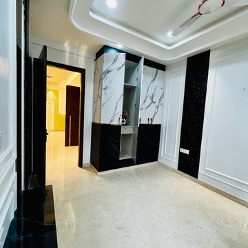 Building Lobby in 3 BHK Builder Floor at Mansarovar Park – for Sale