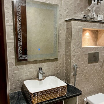 Furnished Amenities in 3 BHK Builder Floor at Mansarovar Park – for Sale