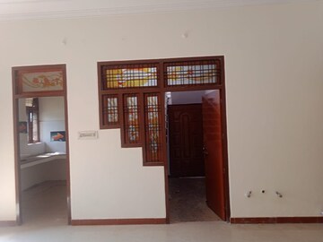 Master Bedroom in 6 BHK Independent House at Gomti Nagar – for Rent