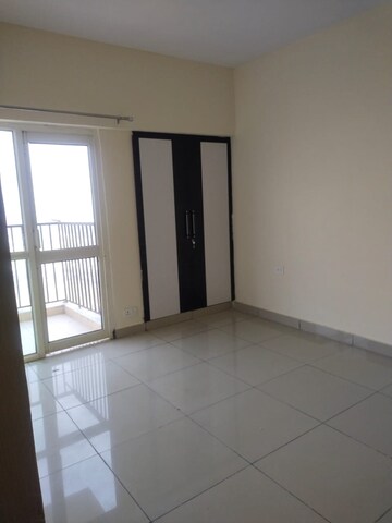 Room in 2 BHK Apartment at Panchsheel Greens, Sector 16 Greater Noida – for Rent