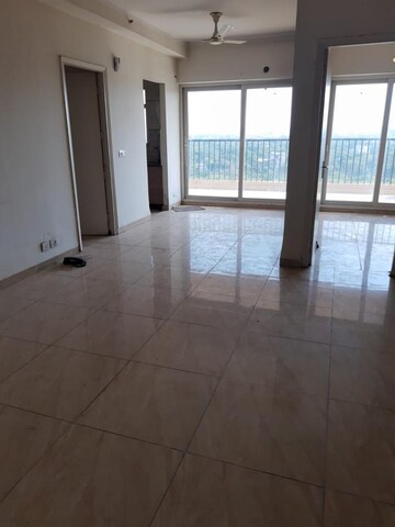 Room in 3 BHK Apartment at Gaur Atulyam, Omicron I Greater Noida – for Rent