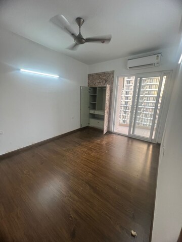 Room in 3 BHK Apartment at Sector 4 – for Rent