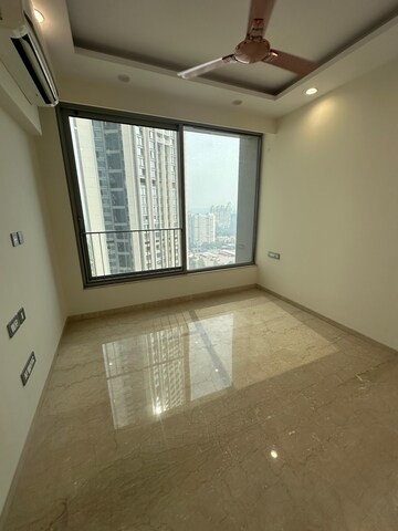 Room in 3 BHK Apartment at Oberoi Sky City, Borivali East – for Rent