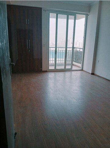 Room in 2 BHK Apartment at Amrapali Golf Homes, Sector 4, Greater Noida – for Rent