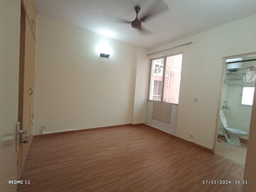 Room in 4 BHK Apartment at DLF The Icon, Dlf Phase V – for Rent
