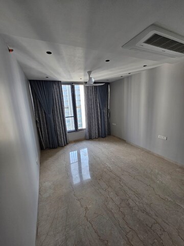 Room in 3 BHK Apartment at Oberoi Realty Exquisite, Goregaon East – for Rent