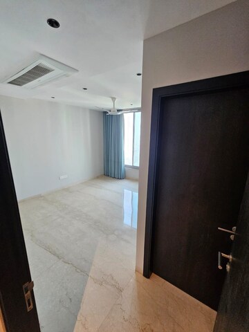 Room in 3 BHK Apartment at Oberoi Realty Exquisite, Goregaon East – for Rent