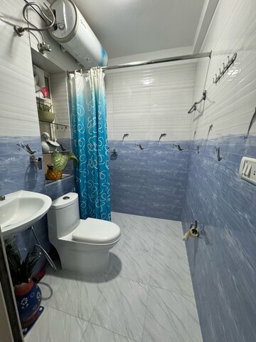 Bathroom in 4 BHK Apartment at DLF The Wellington Estate, Dlf Phase V – for Rent