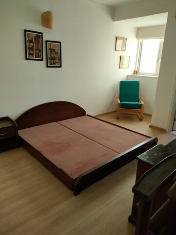 Bedroom in 4 BHK Apartment at DLF Park Place, Sector 54 – for Rent