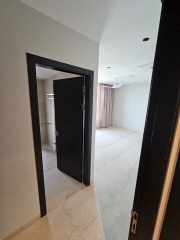 Room in 3 BHK Apartment at Oberoi Exquisite Goregaon, Goregaon East – for Rent