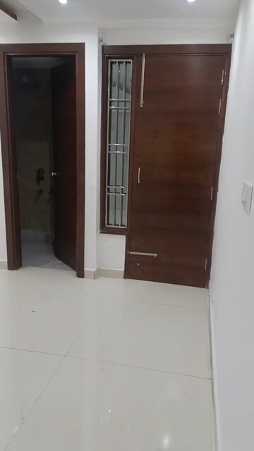 Room in 3.5 BHK Builder Floor at Laxmi Nagar – for Rent