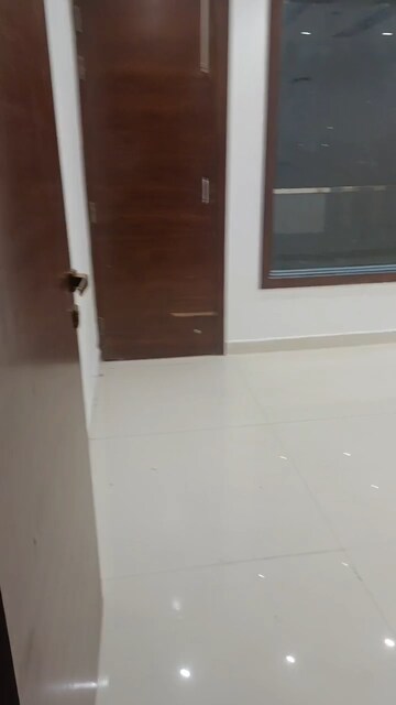Room in 3.5 BHK Builder Floor at Laxmi Nagar – for Rent