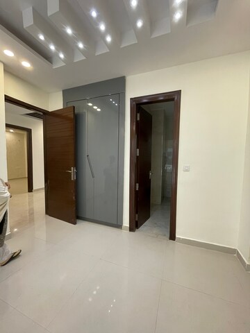 Room in 4 BHK Apartment at Aradhya Homes, Sector 67a – for Rent