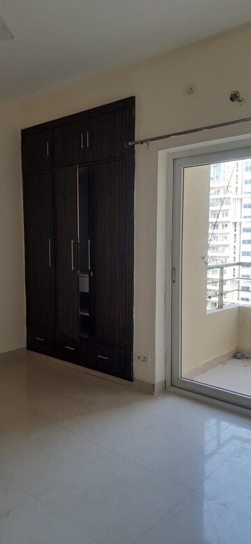 Room in 2 BHK Apartment at Supertech Ecociti, Sector 137 – for Rent