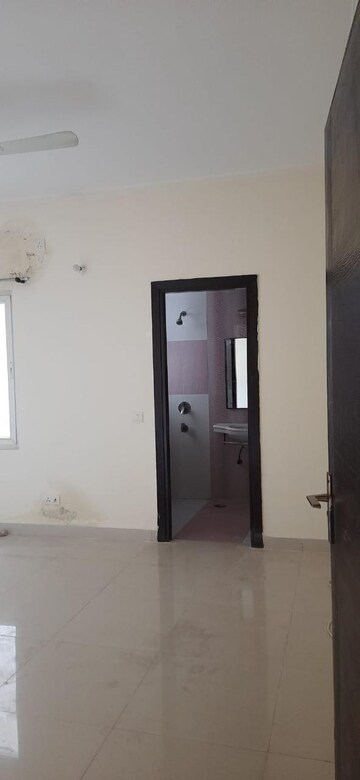 Room in 2 BHK Apartment at Supertech Ecociti, Sector 137 – for Rent