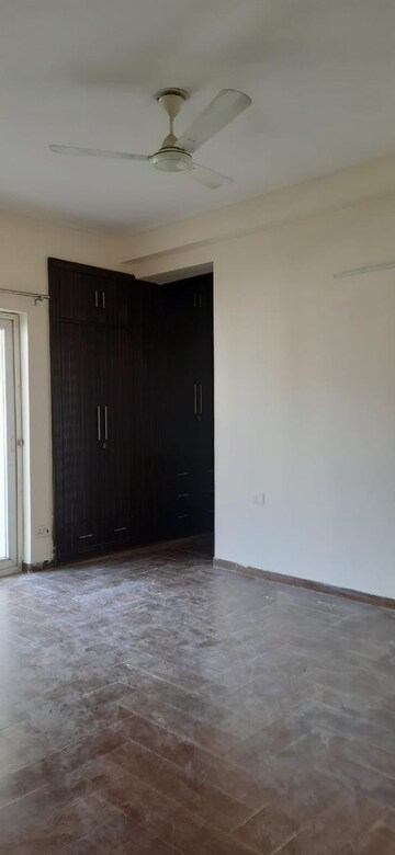 Room in 2 BHK Apartment at Supertech Ecociti, Sector 137 – for Rent