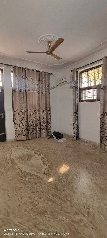 Room in 2 BHK Builder Floor at Sector 9 – for Rent