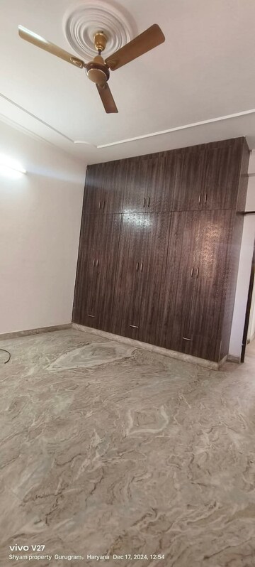 Room in 2 BHK Builder Floor at Sector 9 – for Rent