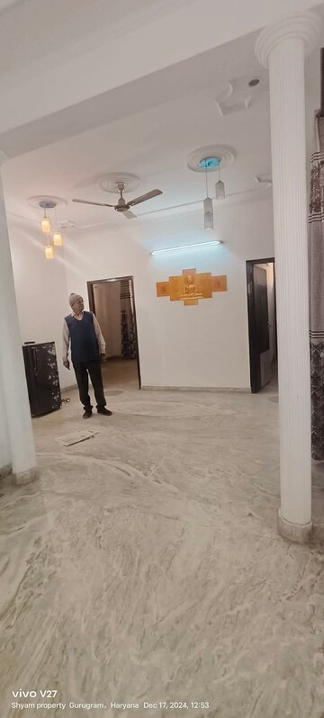 Room in 2 BHK Builder Floor at Sector 9 – for Rent