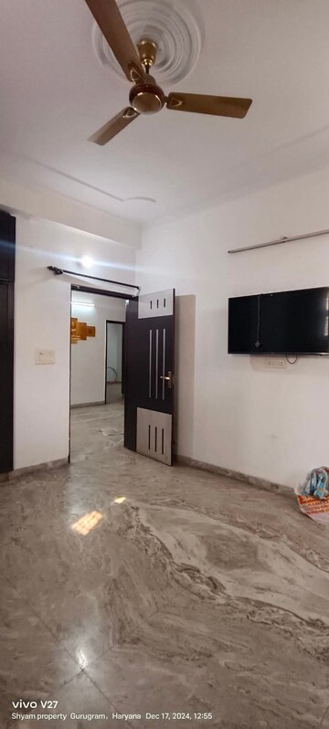 Room in 2 BHK Builder Floor at Sector 9 – for Rent