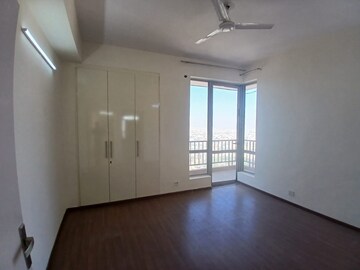Room in 2.5 BHK Apartment at Pioneer Park Phase 1, Sector 61 – for Rent