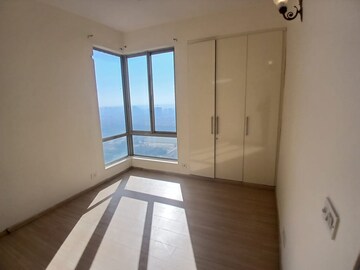 Room in 2.5 BHK Apartment at Pioneer Park Phase 1, Sector 61 – for Rent