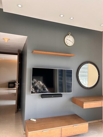 Room in 3.5 BHK Apartment at Lodha Fiorenza, Goregaon East – for Rent
