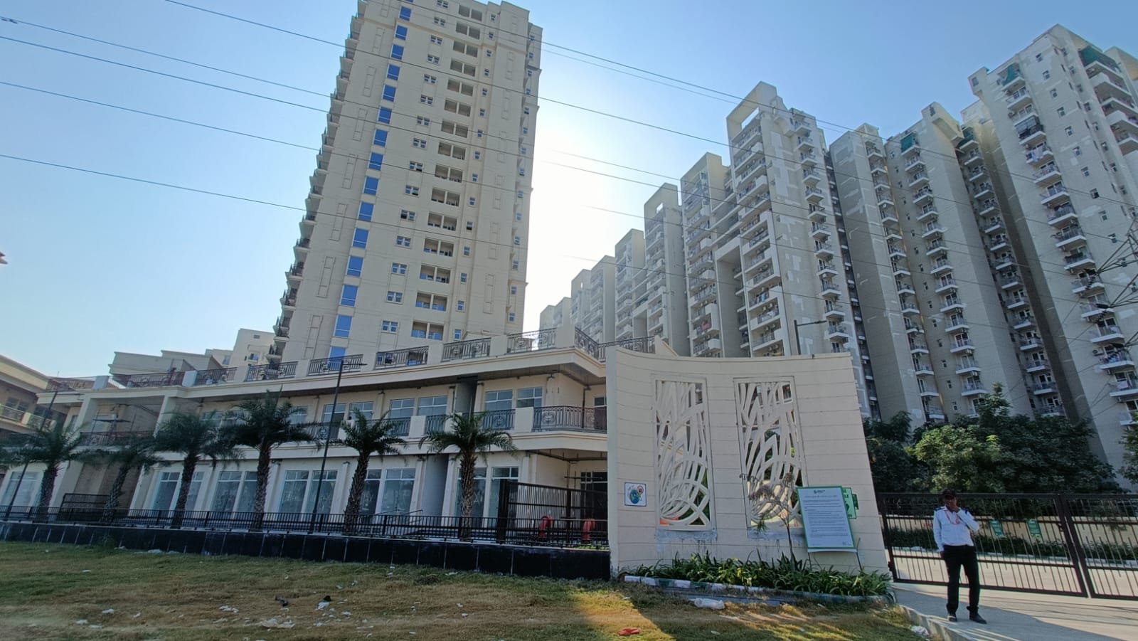 Showroom For Sale in M3M 65 Avenue