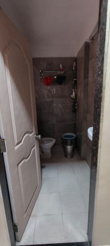 Master Bedroom in 2.5 BHK Apartment at Kurla West – for Rent