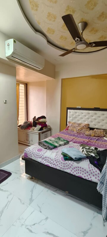Bedroom in 2.5 BHK Apartment at Kurla West – for Rent