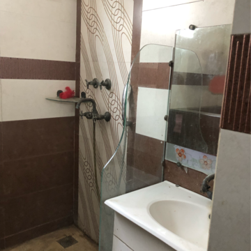 Bathroom in 5 BHK Builder Floor at Jaipur Enclave, Anand Vihar – for Sale