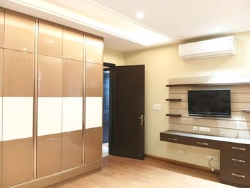 Room in 5 BHK Villa at Vatika Signature Villas, Sector 82 – for Sale