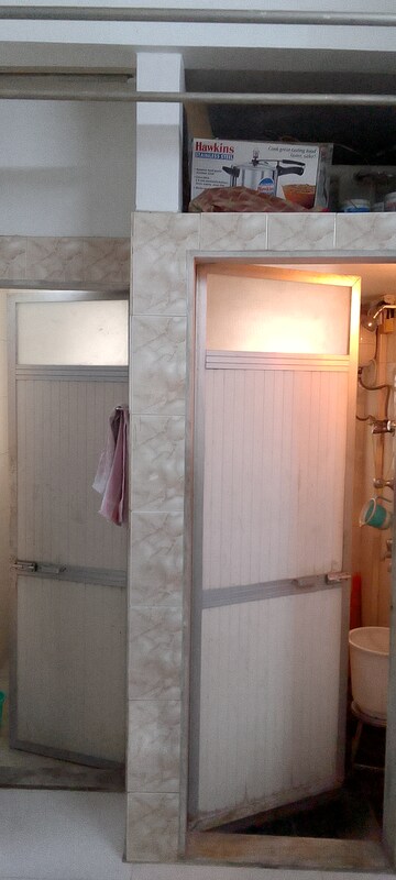 Master Bedroom in 1.5 BHK Apartment at Vileparle Prarthana CHS, Vile Parle East – for Rent