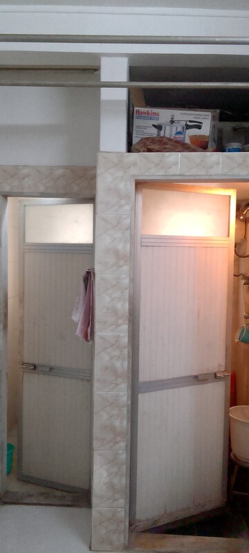 Bathroom in 1.5 BHK Apartment at Vileparle Prarthana CHS, Vile Parle East – for Rent