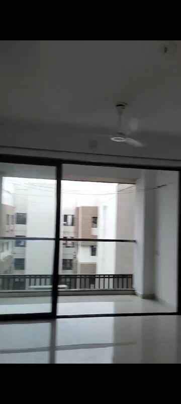 Room in 3 BHK Apartment at Ajmera Casa Vyoma, Vastrapur – for Rent